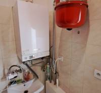 PRENÁJOM: Obchodný priestor 158m2 - Mostová ulica, Ružomberok - Plynový kotol s umývadlom v obchodných priestoroch, dlažba, steny obložené dlaždicami.