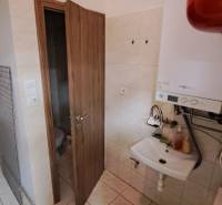 PRENÁJOM: Obchodný priestor 158m2 - Mostová ulica, Ružomberok - Kúpeľňa v obchodných priestoroch s umývadlom, bojlerom a dverami na toaletu.