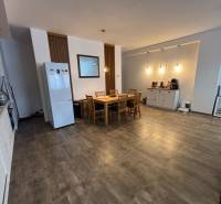 Veľký 96 m2  2 izbový byt s garážovým státím Topoľčany Centrum  - Jedálenský kút v 2-izbovom byte so stolom a stoličkami, podlaha s dreveným dekorom.