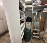 Veľký 96 m2  2 izbový byt s garážovým státím Topoľčany Centrum  - Úložný priestor v 2-izbovom byte s regálmi, schodíkmi a krabicami.