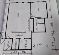 Veľký 96 m2  2 izbový byt s garážovým státím Topoľčany Centrum  - Pôdorys 2-izbového bytu zahŕňa chodbu, izby, kuchyňu a kúpeľňu.