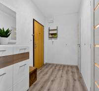 REZERVOVANÉ Predaj moderný 1-izbový byt, 45,24m2, Bratislava IV - Vstupná chodba v 1-izbovom byte s podlahou s dreveným dekorom a bielym nábytkom.