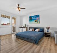 REZERVOVANÉ Predaj moderný 1-izbový byt, 45,24m2, Bratislava IV - 1-izbový byt s podlahou s dreveným dekorom, manželskou posteľou a balkónom.