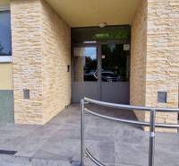 REZERVOVANÉ Predaj moderný 1-izbový byt, 45,24m2, Bratislava IV - Vchod bytového domu na ulici Milana Marečka v Devínskej Novej Vsi.