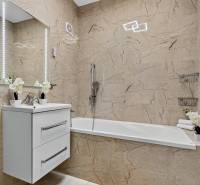 REZERVOVANÉ Predaj moderný 1-izbový byt, 45,24m2, Bratislava IV - Kúpeľňa v 1-izbovom byte so svetlými obkladmi, umývadlom a vaňou.