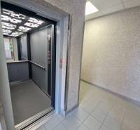 REZERVOVANÉ Predaj moderný 1-izbový byt, 45,24m2, Bratislava IV - Výťah a predsieň so svetlou dlažbou v 1-izbovom byte.