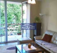 PRENAJATÉ - PRENÁJOM, KOŠICKÁ, RUŽINOV - 2 IZBOVÝ BYT - Obývacia izba v 2-izbovom byte s priestranným balkónom a výhľadom na zeleň.