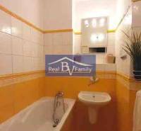 PRENAJATÉ - PRENÁJOM, KOŠICKÁ, RUŽINOV - 2 IZBOVÝ BYT - Kúpeľňa v 2-izbovom byte s obkladom v teplých odtieňoch a vaňou.