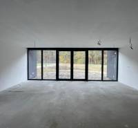 PREDAJ, novostavba 5izbového rodinného domu, Kamenica Nad Cirochou - Priestranná miestnosť s veľkými oknami v rodinnom dome, výhľad do záhrady.