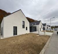 PREDAJ, novostavba 5izbového rodinného domu, Kamenica Nad Cirochou - Rodinný dom na ulici Pod Drieňovou v Kamenici nad Cirochou, radová zástavba s autami.