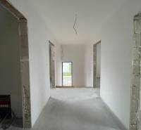 PREDAJ, novostavba 5izbového rodinného domu, Kamenica Nad Cirochou - Interiér rodinného domu s bielymi stenami a otvorenými dverami do ďalšej miestnosti.