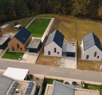 PREDAJ, novostavba 5izbového rodinného domu, Kamenica Nad Cirochou - Radové rodinné domy na ulici Pod Drieňovou v Kamenici nad Cirochou obklopené zeleňou.