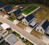 PREDAJ, novostavba 5izbového rodinného domu, Kamenica Nad Cirochou - Letecký pohľad na rodinné domy na ulici Pod Drieňovou v Kamenici nad Cirochou.