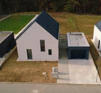 PREDAJ, novostavba 5izbového rodinného domu, Kamenica Nad Cirochou - Rodinné domy na ulici Pod Drieňovou v Kamenici nad Cirochou obklopené trávnikom a príjazdovou cestou.