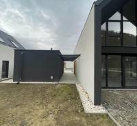 PREDAJ, novostavba 5izbového rodinného domu, Kamenica Nad Cirochou - Rodinný dom na Pod Drieňovou v Kamenici nad Cirochou s presklenými plochami a štrkovými cestami.