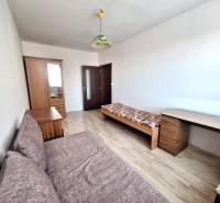 REZERVOVANÝ 2,5 IZBOVÝ BYT, 65 M2,PREŠOV,UL. FEDERÁTOV - Izba v 3-izbovom byte s podlahou s dreveným dekorom, posteľou a skriňou.