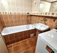 REZERVOVANÝ 2,5 IZBOVÝ BYT, 65 M2,PREŠOV,UL. FEDERÁTOV - Kúpeľňa s vaňou v 3-izbovom byte, hnedé obklady, umývadlo a práčka.