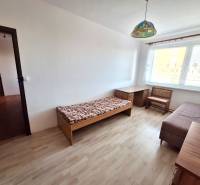REZERVOVANÝ 2,5 IZBOVÝ BYT, 65 M2,PREŠOV,UL. FEDERÁTOV - Izba v 3-izbovom byte s podlahou s dreveným dekorom, základným nábytkom a veľkým oknom.