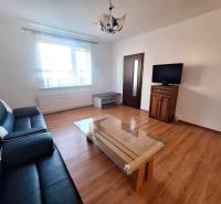 REZERVOVANÝ 2,5 IZBOVÝ BYT, 65 M2,PREŠOV,UL. FEDERÁTOV - Obývačka so sedačkou, stolíkom a televízorom, podlaha s dreveným dekorom v 3-izbovom byte.