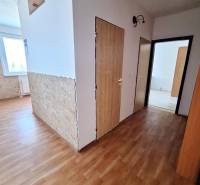 REZERVOVANÝ 2,5 IZBOVÝ BYT, 65 M2,PREŠOV,UL. FEDERÁTOV - Interiér 3-izbového bytu s podlahou s dreveným dekorom a kamenným obkladom.