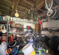 !! NOVÁ CENA !! predaj romantickej chalúpky v Šípkove  - Dielňa s bicyklom, náradím, rebríkom a policami plnými vecí. Útulná chata na prácu.