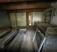 !! NOVÁ CENA !! predaj romantickej chalúpky v Šípkove  - Chata ponúka útulný, tradičný interiér s dreveným stropom a podlahou.