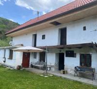 !! NOVÁ CENA !! predaj romantickej chalúpky v Šípkove - Vidiecka chata s červenou strechou a terasou, obklopená zeleným trávnikom a prírodou.