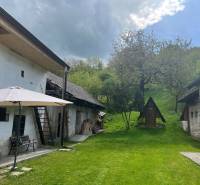 !! NOVÁ CENA !! predaj romantickej chalúpky v Šípkove  - Dvor staršej chaty s altánkom na lavičke, záhrada v prírodnom prostredí na kopci.