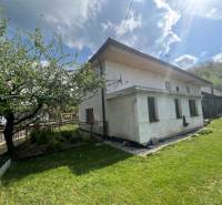 !! NOVÁ CENA !! predaj romantickej chalúpky v Šípkove  - Chata v Šípkove obklopená zeleňou, oplotená záhrada so stromami a lúkou.