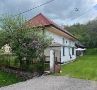 !! NOVÁ CENA !! predaj romantickej chalúpky v Šípkove  - Vidiecka chata obklopená zeleňou, s rustikálnou strechou, kvitnúcou záhradou a dreveným altánkom.