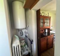 !! NOVÁ CENA !! predaj romantickej chalúpky v Šípkove  - Chata s podlahou s dreveným dekorom, kotlom a úložným priestorom v Šípkove.