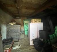 !! NOVÁ CENA !! predaj romantickej chalúpky v Šípkove  - Skladový priestor na chate v Šípkove s dekoračnou pecou a rôznymi boxami.