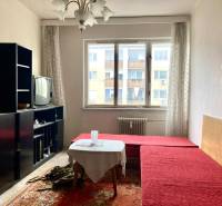 3-izbový byt s loggiou v širšom centre, Komárno - Obývačka v 3-izbovom byte s červenou pohovkou, koberec, starší televízor, presvetlený priestor.