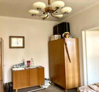 3-izbový byt s loggiou v širšom centre, Komárno - Izba v 3-izbovom byte s dreveným nábytkom a dekoratívnym lustrom.