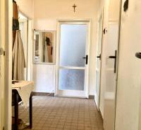 3-izbový byt s loggiou v širšom centre, Komárno - Chodba v 3-izbovom byte s dlažbou, zrkadlom a pláteným stolom.