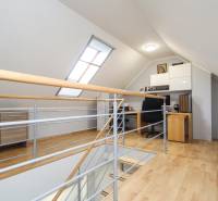 4i mezonet, 133m2, vlastné kúrenie, Melčice-Lieskové - Podkrovný pracovný priestor s podlahou s dreveným dekorom v 4-izbovom byte.