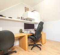 4i mezonet, 133m2, vlastné kúrenie, Melčice-Lieskové - Pracovňa v 4-izbovom byte s počítačom, kancelárskou stoličkou a podlahou s dreveným dekorom.
