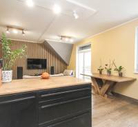 4i mezonet, 133m2, vlastné kúrenie, Melčice-Lieskové - Interiér 4-izbového bytu s podlahou s dreveným dekorom, drevenými prvkami a rastlinami.