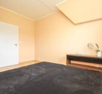 4i mezonet, 133m2, vlastné kúrenie, Melčice-Lieskové - Spálňa vo štvorizbovom byte s podlahou s dreveným dekorom.