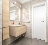 4i mezonet, 133m2, vlastné kúrenie, Melčice-Lieskové - Kúpeľňa s umývadlom, zrkadlom a svetlými obkladmi v 4-izbovom byte.