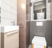 4i mezonet, 133m2, vlastné kúrenie, Melčice-Lieskové - Kúpeľňa v 4-izbovom byte so svetlými obkladmi, umývadlom a toaletou.