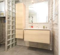 4i mezonet, 133m2, vlastné kúrenie, Melčice-Lieskové - Kúpeľňa so zrkadlom a umývadlom v 4-izbovom byte, dekor sklenenej steny.