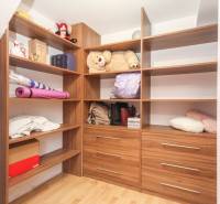 4i mezonet, 133m2, vlastné kúrenie, Melčice-Lieskové - Úložný priestor s policami a zásuvkami v 4-izbovom byte, podlaha s dreveným dekorom.