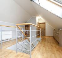 4i mezonet, 133m2, vlastné kúrenie, Melčice-Lieskové - Podkrovná chodba v 4-izbovom byte s podlahou s dreveným dekorom a strešným oknom.