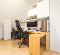 4i mezonet, 133m2, vlastné kúrenie, Melčice-Lieskové - Domáca kancelária v 4-izbovom byte so stolom, stoličkou a podlahou s dreveným dekorom.