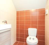 4i mezonet, 133m2, vlastné kúrenie, Melčice-Lieskové - Kúpeľňa v 4-izbovom byte s dlažbou a kompaktným sanitárnym zariadením.