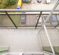 4i mezonet, 133m2, vlastné kúrenie, Melčice-Lieskové - Balkón v 4-izbovom byte s výhľadom na parkovisko a zeleň.