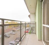 4i mezonet, 133m2, vlastné kúrenie, Melčice-Lieskové - Balkón 4-izbového bytu v Melčiciach-Lieskovom s výhľadom na parkovisko a okolie.