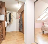 4i mezonet, 133m2, vlastné kúrenie, Melčice-Lieskové - Šatník a spálňa v 4-izbovom byte s podlahou s dreveným dekorom.