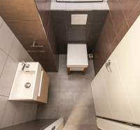 4i mezonet, 133m2, vlastné kúrenie, Melčice-Lieskové - Kúpeľňa v 4-izbovom byte s umývadlom, farebné dlaždice a kompaktný dizajn.